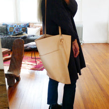 Load image into Gallery viewer, Saddlebag (veg tan leather)